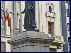 Plaza del Ayuntamiento 27 - Statue of Francesc de Vinatea
